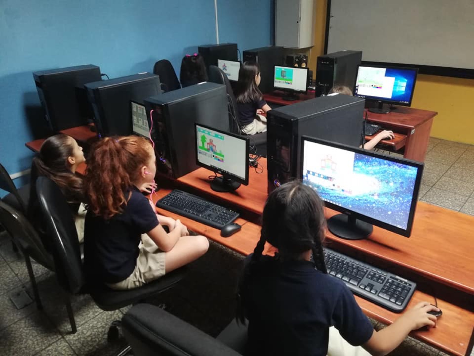 Niñas trabajando en el laboratorio de cómputo