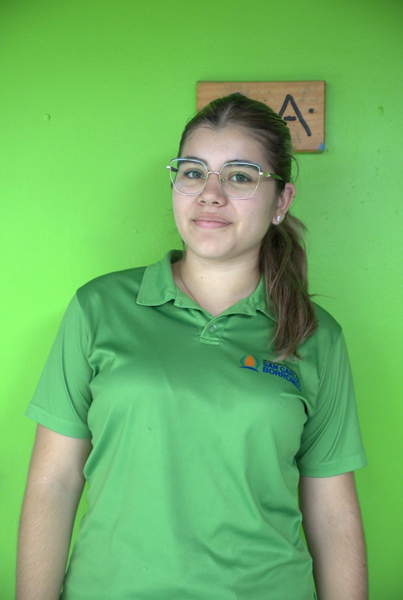 Estudiante con polo verde institucional