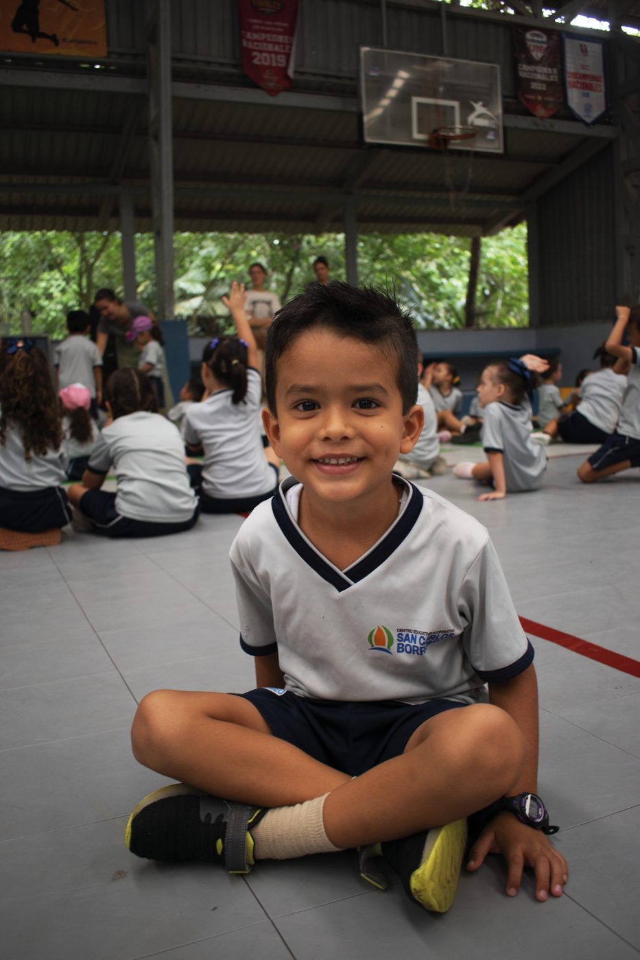 Estudiante en la cancha del colegio