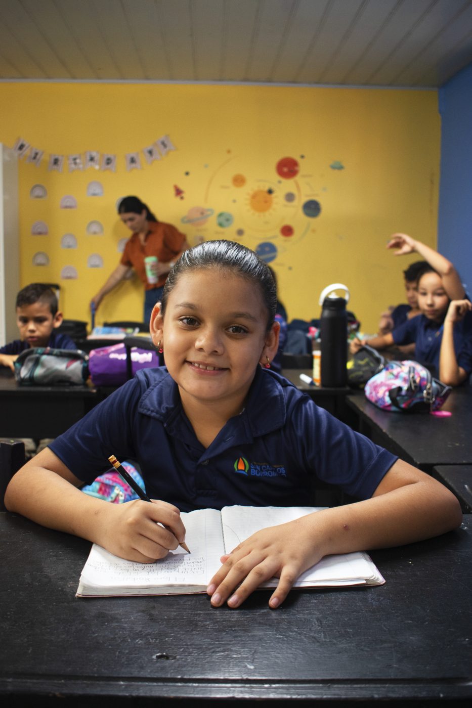 Estudiante de primaria en el aula