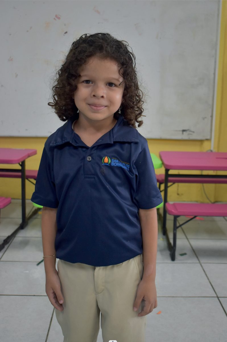 Estudiante de secundaria con uniforme institucional