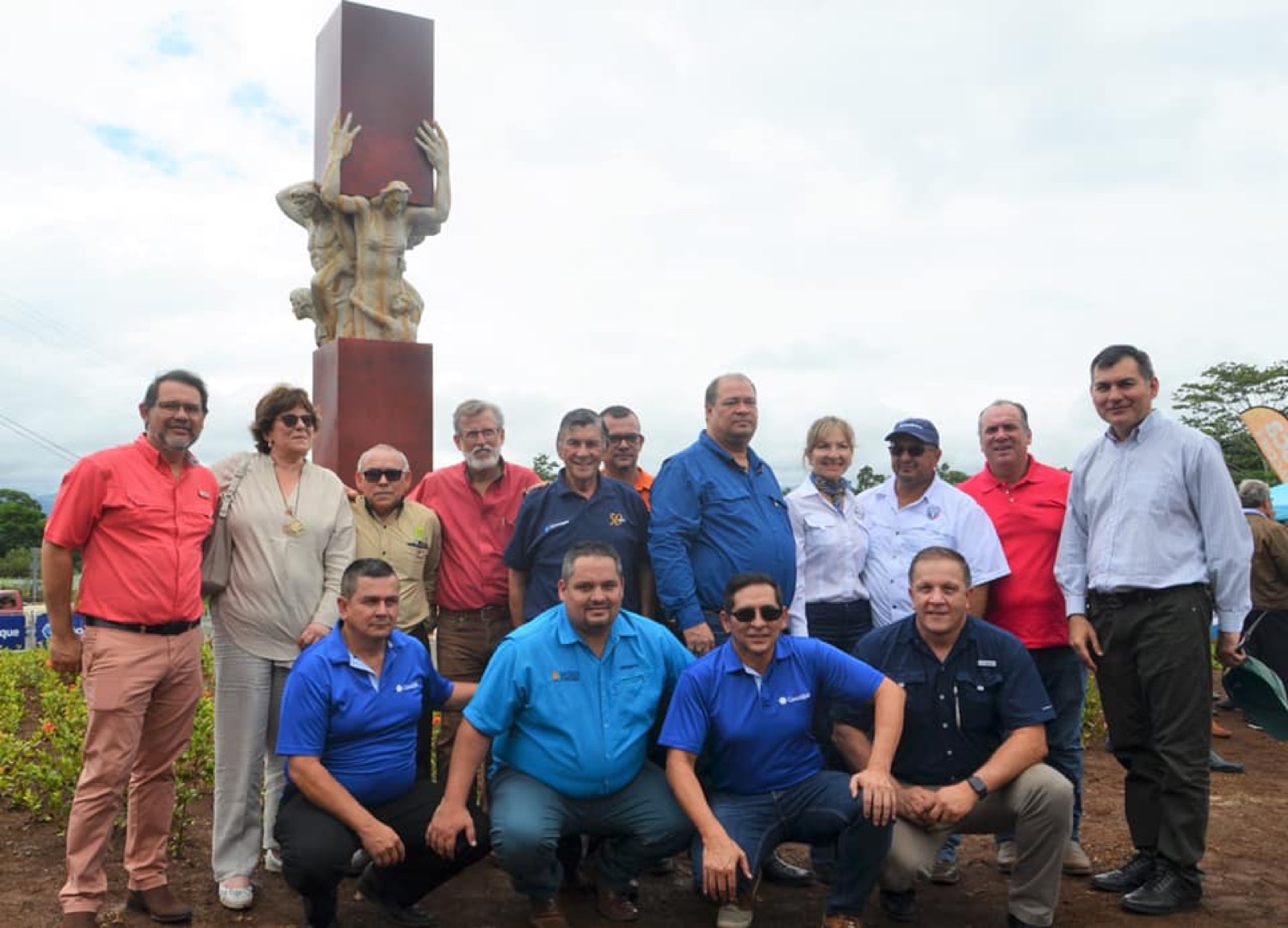Líderes cooperativos junto al Monumento Cooperativo