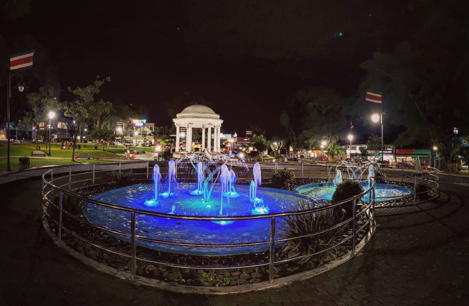 Parque central de Ciudad Quesada iluminado de noche